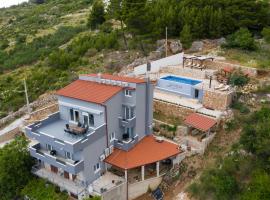 Exclusive Villa Almissa with swimming pool and sea view, vil·la a Lokva Rogoznica