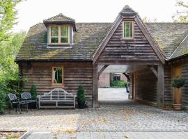 Plum Guide - Halcyon Hideaway, hotell i Hertford