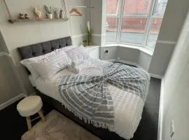 Spacious 6 Bed Home Near City & Albion Stadium Perfect for Contractors!