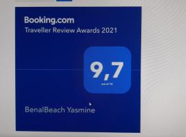 BenalBeach Yasmine, hotelli Benalmádenassa lähellä maamerkkiä Bil Bil Castle