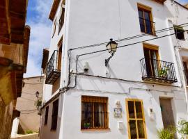 Casa El Cielo, in the heart of Old Town, hotel en Chulilla