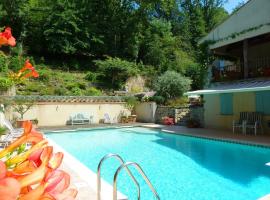 Mille Fleurs a romantic enchanting renovated luxury Bastide with shared pool, hotell i Castres