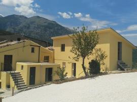 Lake Retreat - Maiella Apartment - Beautiful lake and mountain views, appartement à Casoli