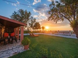 Villa Yiannitsis - Sunset by the Sea, Acharavi Beach, hotel i Acharavi
