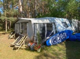 Przyczepa Abordaż na Campingu Kormoran, area glamping di Hel