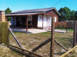 Casa com churrasqueira wi-fi, Tv com Netflix e YouTube, hotel v mestu Balneário Gaivotas