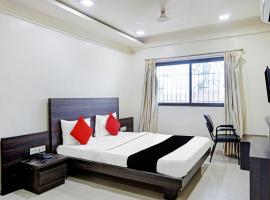 Capital O 80999 Hotel Shri Balaji Executive, hotel v destinaci Khed