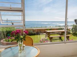 Bayview Seafront Apartment, hotel near Parking Gonubie Beach, East London
