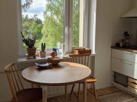 Õdus korter roheluses - A cozy apartment in a greenery - contactless check-in: Põlva şehrinde bir otel