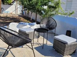 Family House with Garden 3 min to Beach