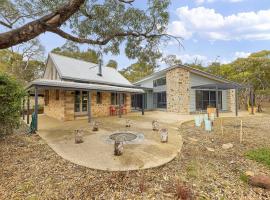 Benny's Retreat Luxury Bushland Escape, vacation home in Clare