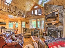 Charming Blakely Cabin with Porch and Valley Views!, hotel con parking en Blakely