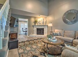 Modern Townhome with Fireplace Near Stoll Park, hotel en Overland Park