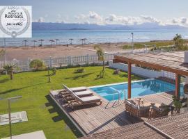 Sun 'n Chill, Boutique Apartments & Beach Villa, hotel amb jacuzzi a Melíkia