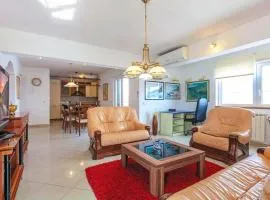 Apartment - Sleeps 6 - Jacuzzi - Seaside - Parking