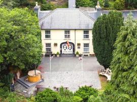 Panteinion Hall, guest house in Fairbourne