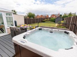 Modern Three Bedroom Home in Gloucester with Hot Tub, hotel in Gloucester