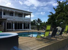 Arms of Charms Guesthouse, habitació en una casa particular a Sandy Bay