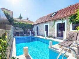 Nice Home In Sinj With Jacuzzi, Wifi And Outdoor Swimming Pool, מלון בסיני
