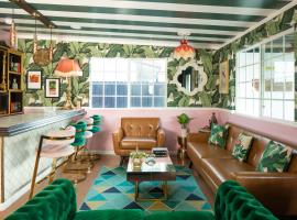 Mid-Century Modern Home in Beautiful La Quinta, hotel in La Quinta