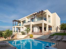 Family Villa Rousa in Rethymno with Pool, BBQ and Kids Area, feriebolig i Loutra