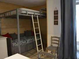 Studio MARMOTTE FONT-ROMEU 4 personnes avec balcon Résidence VAL SOLEIL entièrement rénové en juin 2021 place de PARKING & WIFI gratuit , draps & serviettes de toilettes non inclus, sabanas y toallas no incluidos