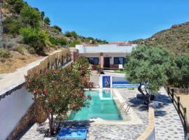 Villa for 4 with a private Pool & Garden, hotel din Bédar