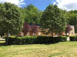 Logis Hôtel Les TILLEULS, hotel v destinaci Bruère-Allichamps