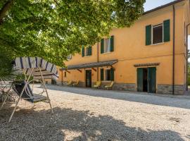 Podere con piscina sulle colline di Rimini, hotel en Rímini