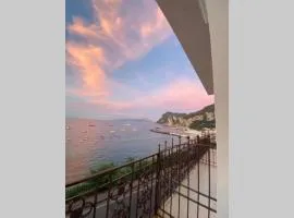 Casa di charme panoramica a Capri sulla spiaggia.