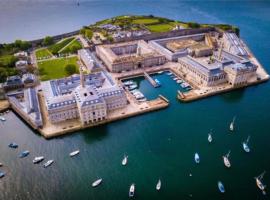 ROYAL WILLIAM YARD Luxury Apartments at "THE BRUCE" - FAMILY APARTMENT and Connecting DELUXE STUDIO - PRIVATE connecting lobby so BOOK BOTH For LARGER GROUPS - FREE ONSITE PARKING, hotel a Plymouth