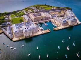 ROYAL WILLIAM YARD Luxury Apartments at "THE BRUCE" - FAMILY APARTMENT and Connecting DELUXE STUDIO - PRIVATE connecting lobby so BOOK BOTH For LARGER GROUPS - FREE ONSITE PARKING