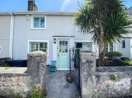 Inglenook Cottage near Porthcawl and Beaches, holiday home in North Cornelly