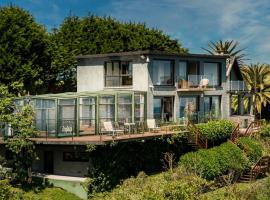 Espectacular villa al borde del mar, Hotel mit Pools in Liencres