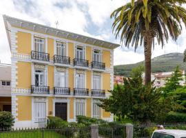 Apartamentos CASA CARRE 1893, beach hotel in Santoña