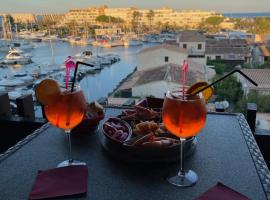 Résidence port venus -au village naturiste -avec une vue sur le port et la mer, resor di Cap d'Agde