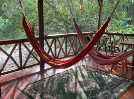 Viesnīca ar autostāvvietu Caoni Riverside Suites - Birders Paradise by the river, Ecuadorian Chocó pilsētā Puertokito