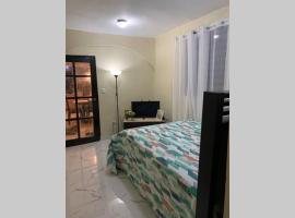Céntrico para 2 personas con tv marquesina luz y cocina, apartment in La Romana