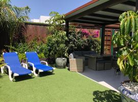 Bungalow Portos with amazing privet garden, hotel in Playa del Inglés