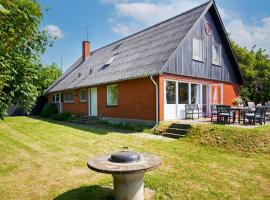 12 person holiday home in Aakirkeby, casa vacanze ad Åkirkeby