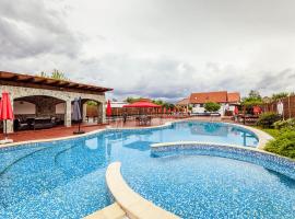 Pensiunea Iris，Turcineşti的有熱水按摩池的飯店