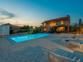 Beautiful Holiday Home in Lisicic with Swimming Pool, hotel in Lisičići