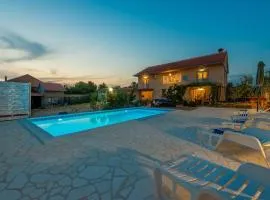 Beautiful Holiday Home in Lisicic with Swimming Pool