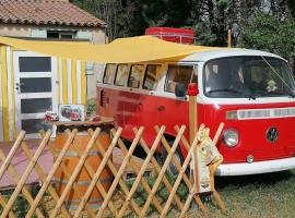 MES NUITS VINTAGE EN COMBI, guest house in Robion en Luberon