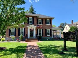 Grand Colonial Bed and Breakfast, Hotel in Herkimer