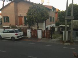 AFFITTACAMERE VILLA SOFIA accanto Ospedale con ampio giardino, hotel a Fano