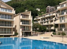 Beauty apartment in Blue star complex Pržno Montenegro, hotel con parking en Pržno