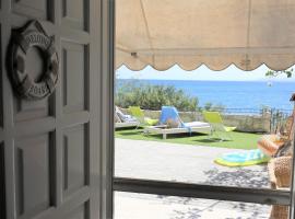 Endless Blue Sea Frontal house, hotel cerca de Palaiokastro, Palaiokastro