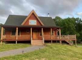 Spacious luxurious log cabin near Cooperstown NY, feriebolig i Oneonta