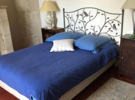 Grand gite en rez-de-jardin, bed & breakfast kohteessa Saint-Aignan